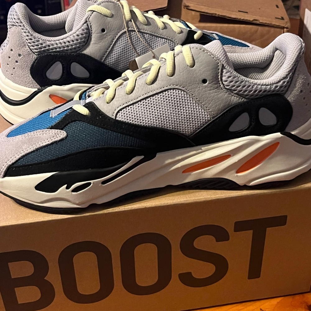 Yeezy 700 Wave Runner Mens size 10.5 DS- New in box. Never worn.